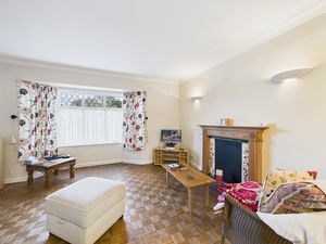 LIVING ROOM- click for photo gallery